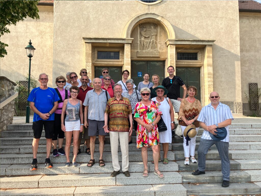 Geschichts- und Stadtführung mit Fritz Quirgst im Angerdorf Deutsch-Wagram vor der Stadtpfarrkirche