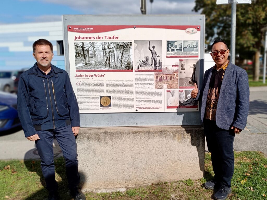 Kulturerleben Tafel Rufer in der Wüste von Joseph Heu, im Bild Ing. Manfred Große und Pfarrer Peter Pascalis