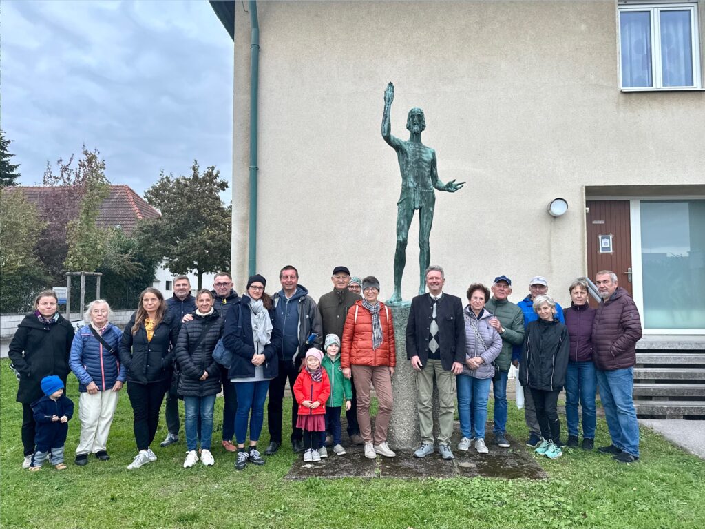 Geschichts- und Stadtführung mit Fritz Quirgst vor der Skulptur Johannes der Täufer - Rufer in der Wüste