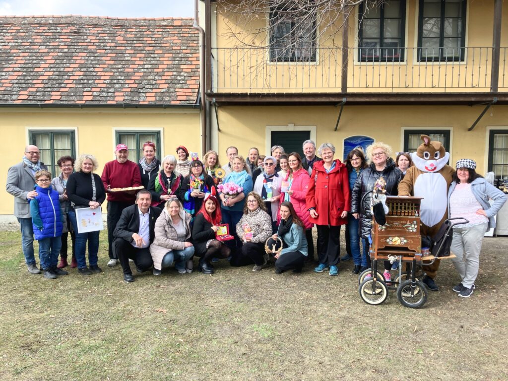 Ostermarkt Deutsch-Wagram 2025, offizielles Gruppenfoto mit zahlreichen AusstellerInnen gemeinsam mit Bürgermeisterin Ulla Mühl-Hittinger, Museumspräsident Fritz Quirgst, Vizebürgermeister Markus Mentl-Weigl, Kulturstadtrat Mag. Franz Spehn, zahlreichen Stadt- und Gemeinderäten und Mitgliedern der Museumsgesellschaft Deutsch-Wagram